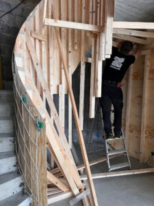 Snickare i Arbete på trapparäcke